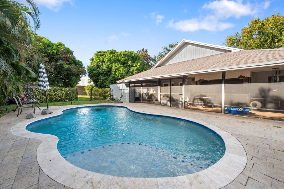 Под контрактом: $510,000 (3 спален, 2 ванн, 2044 Квадратных фут)