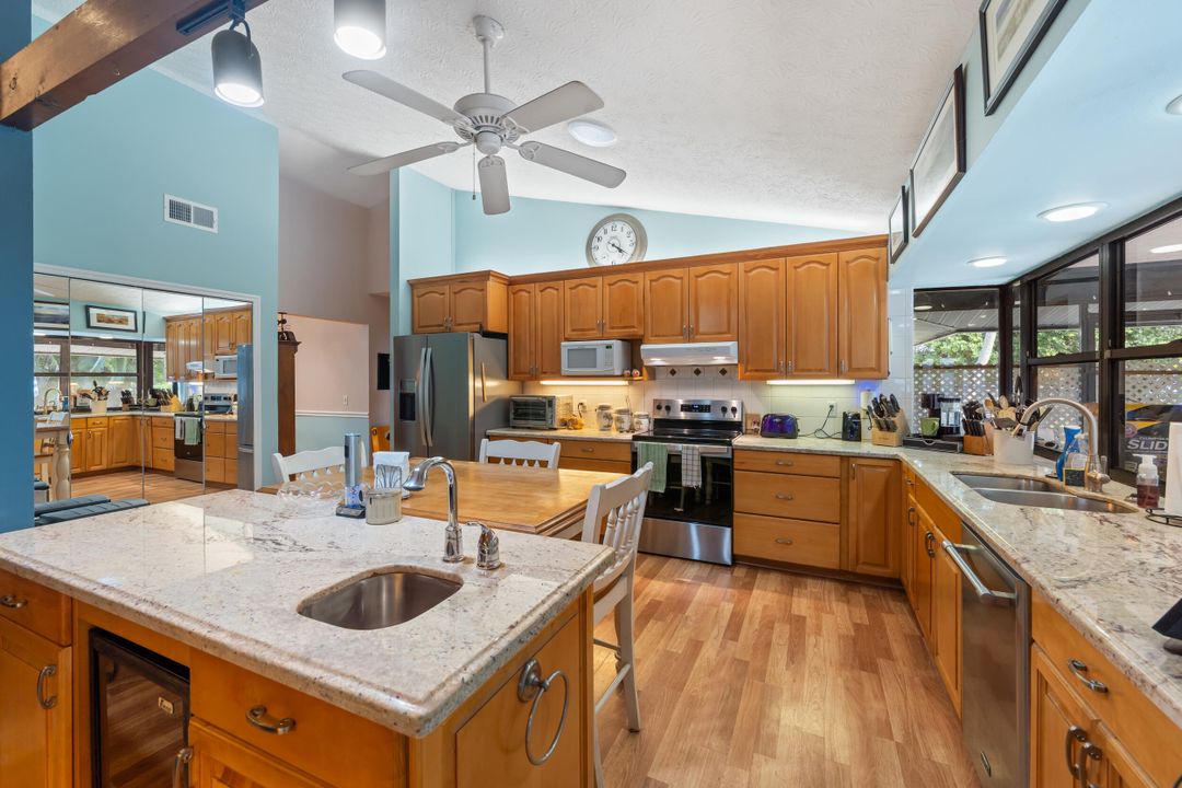 Под контрактом: $510,000 (3 спален, 2 ванн, 2044 Квадратных фут)