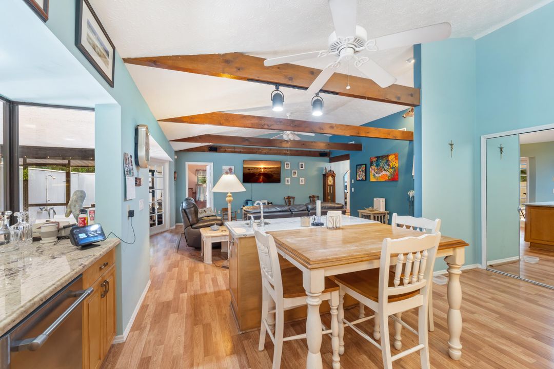 Под контрактом: $510,000 (3 спален, 2 ванн, 2044 Квадратных фут)