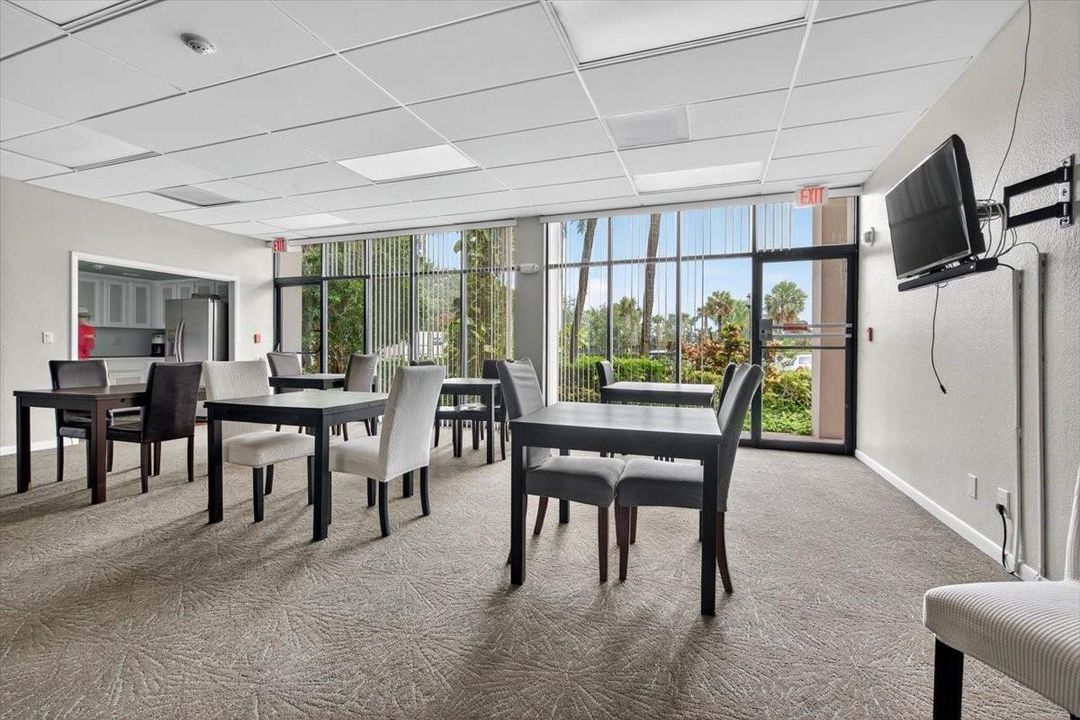 For Sale: $159,999 (1 beds, 1 baths, 894 Square Feet)