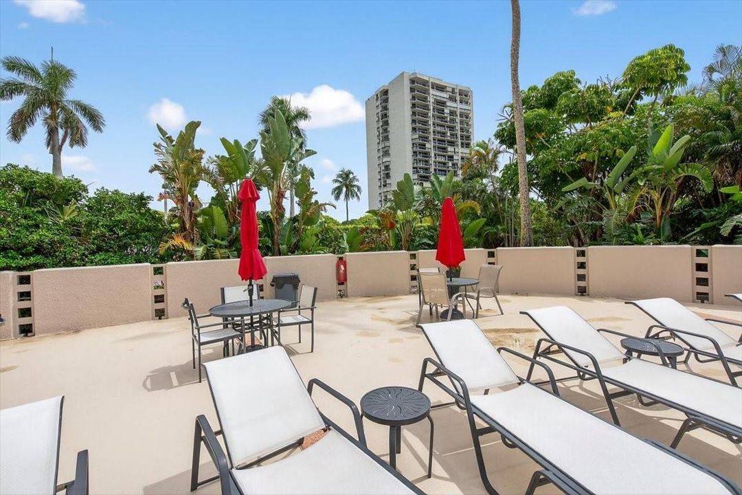 For Sale: $159,999 (1 beds, 1 baths, 894 Square Feet)