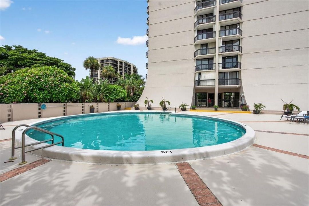 For Sale: $159,999 (1 beds, 1 baths, 894 Square Feet)