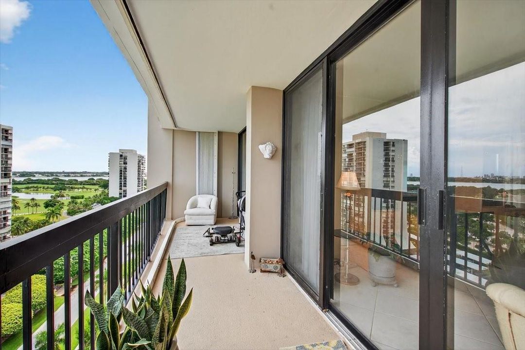 For Sale: $159,999 (1 beds, 1 baths, 894 Square Feet)