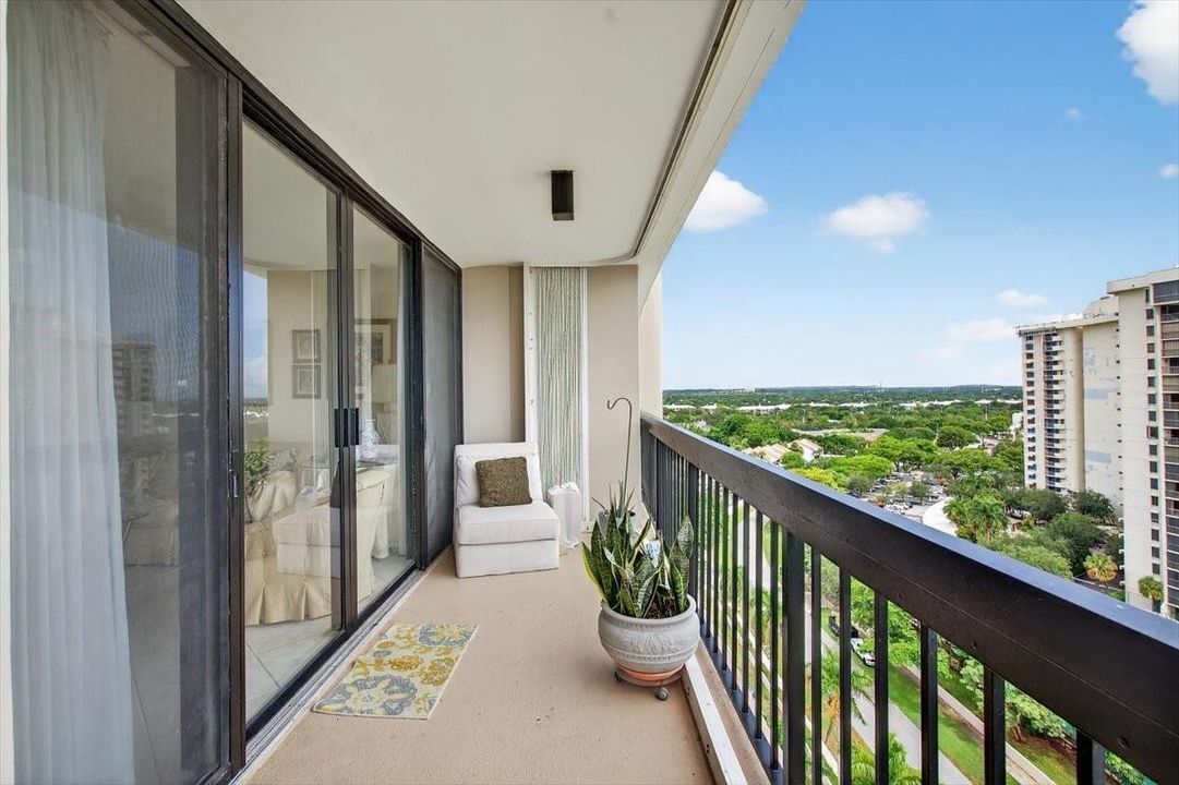 For Sale: $159,999 (1 beds, 1 baths, 894 Square Feet)