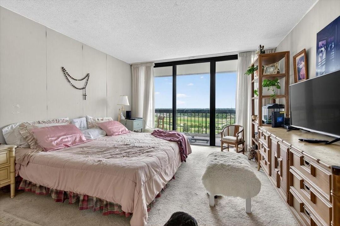 For Sale: $159,999 (1 beds, 1 baths, 894 Square Feet)