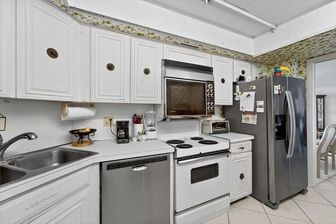 For Sale: $159,999 (1 beds, 1 baths, 894 Square Feet)