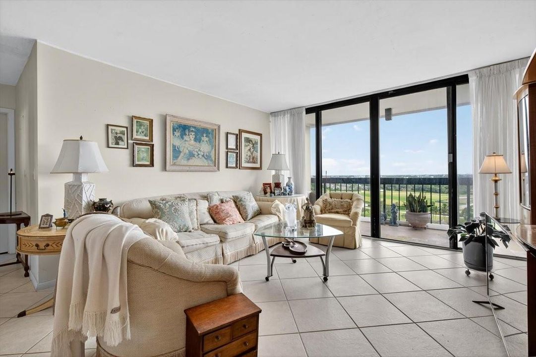 For Sale: $159,999 (1 beds, 1 baths, 894 Square Feet)