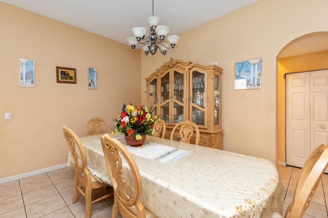 待售: $580,000 (4 贝兹, 2 浴室, 2810 平方英尺)