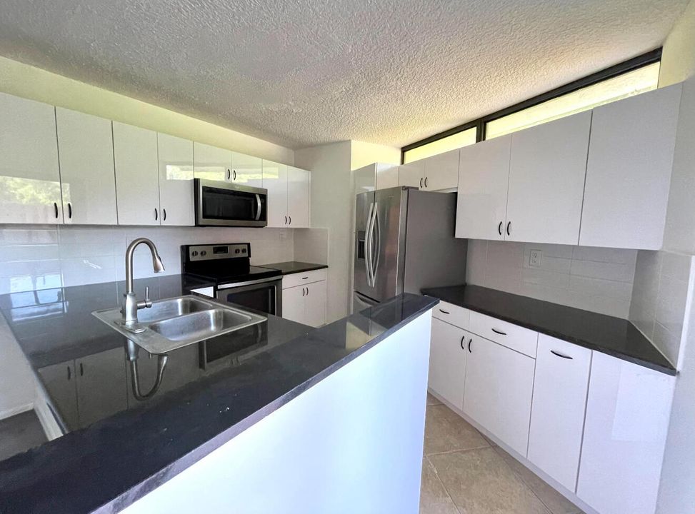 For Rent: $2,500 (2 beds, 2 baths, 1218 Square Feet)