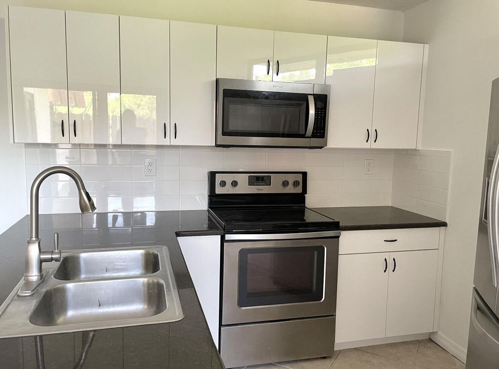 For Rent: $2,500 (2 beds, 2 baths, 1218 Square Feet)
