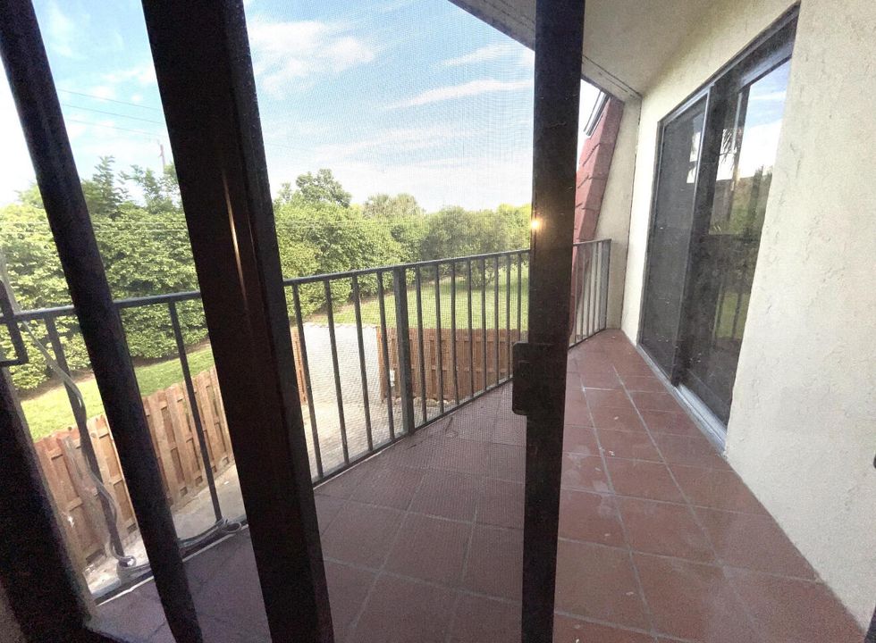 For Rent: $2,500 (2 beds, 2 baths, 1218 Square Feet)