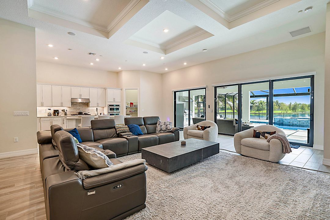 合同活跃: $6,000 (3 贝兹, 3 浴室, 2837 平方英尺)