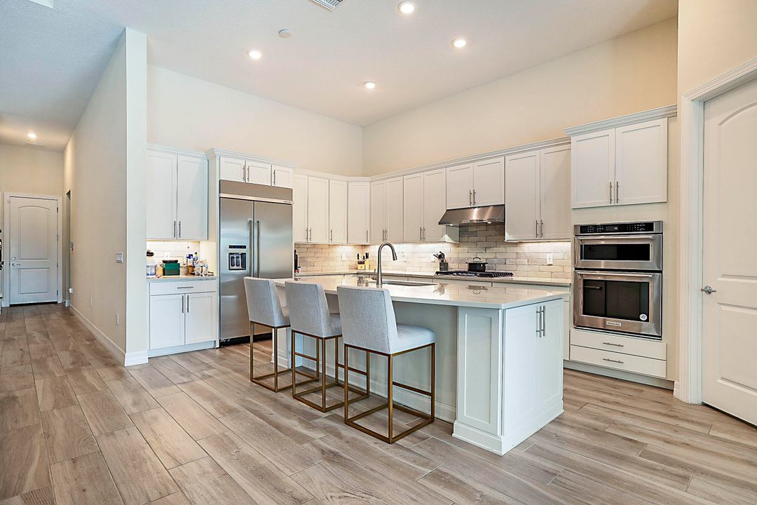 合同活跃: $6,000 (3 贝兹, 3 浴室, 2837 平方英尺)