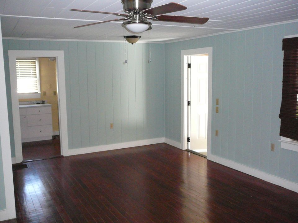 合同活跃: $389,000 (3 贝兹, 2 浴室, 1336 平方英尺)