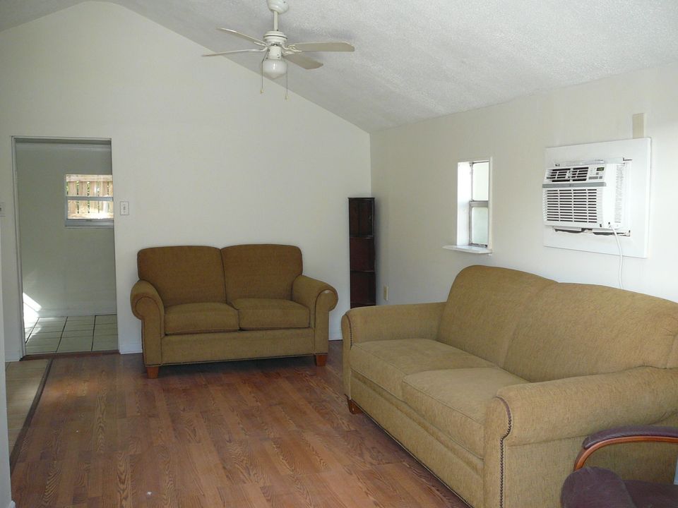 合同活跃: $389,000 (3 贝兹, 2 浴室, 1336 平方英尺)