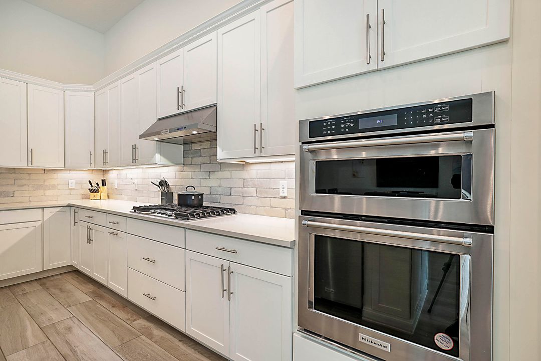 合同活跃: $6,000 (3 贝兹, 3 浴室, 2837 平方英尺)