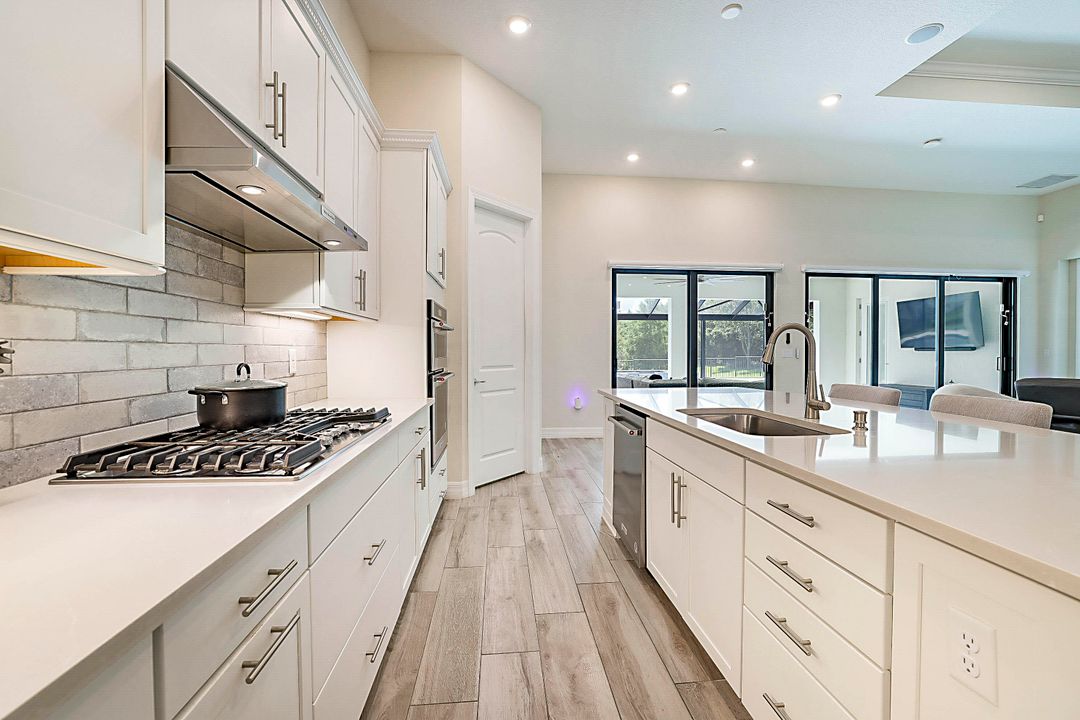 合同活跃: $6,000 (3 贝兹, 3 浴室, 2837 平方英尺)