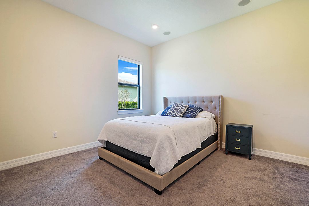 合同活跃: $6,000 (3 贝兹, 3 浴室, 2837 平方英尺)