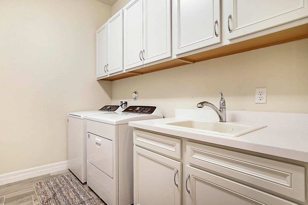 合同活跃: $6,000 (3 贝兹, 3 浴室, 2837 平方英尺)