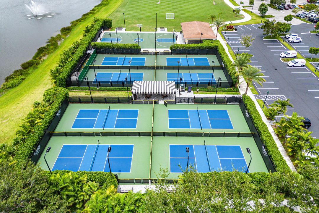 出租: $10,000 (4 贝兹, 3 浴室, 2395 平方英尺)