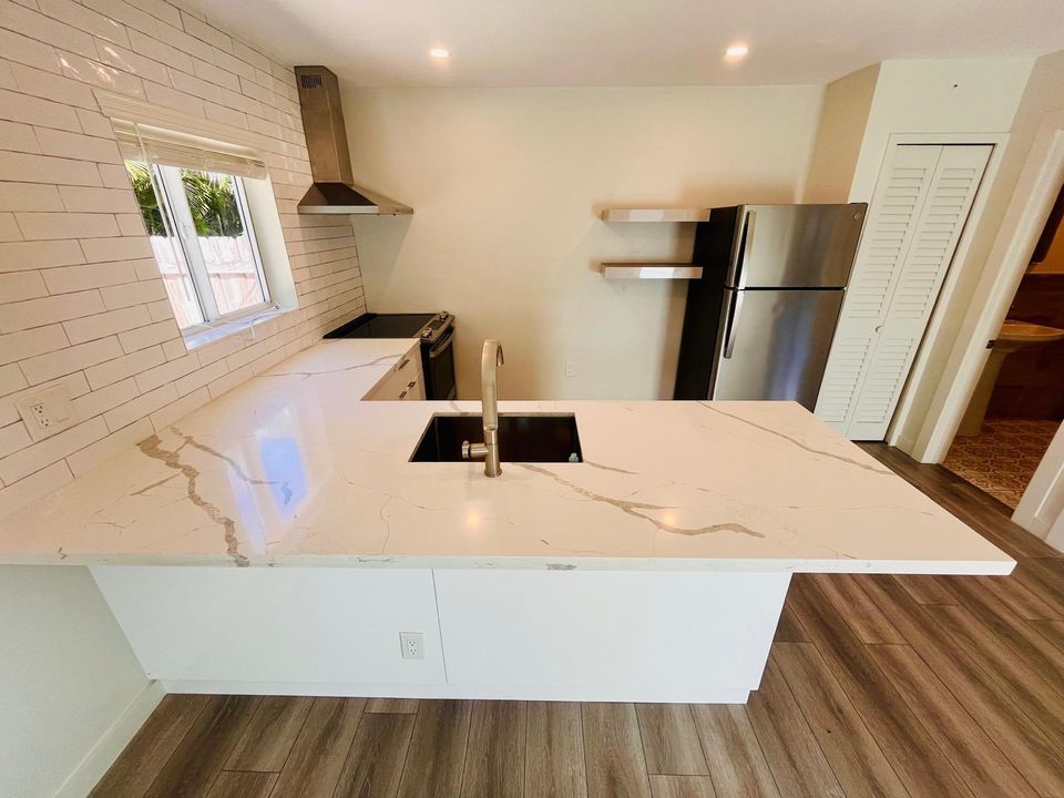 Recently Rented: $1,995 (1 beds, 1 baths, 700 Square Feet)