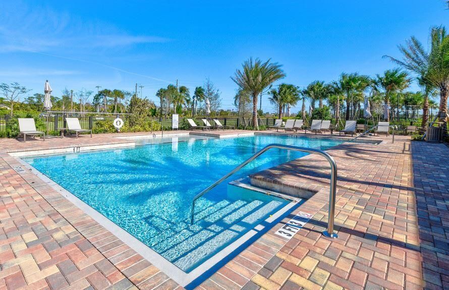 合同活跃: $6,000 (3 贝兹, 3 浴室, 2837 平方英尺)