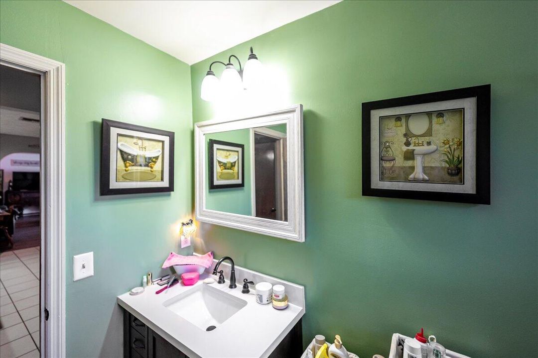 Activo con contrato: $389,900 (3 camas, 2 baños, 1760 Pies cuadrados)