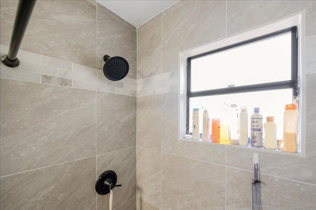 Activo con contrato: $389,900 (3 camas, 2 baños, 1760 Pies cuadrados)