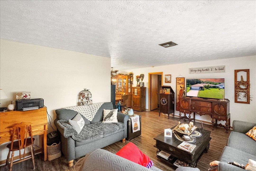 Activo con contrato: $389,900 (3 camas, 2 baños, 1760 Pies cuadrados)