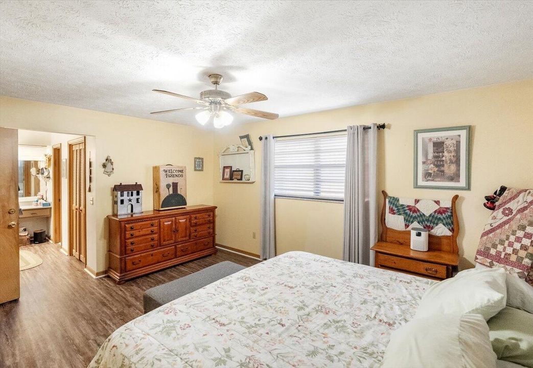 Activo con contrato: $389,900 (3 camas, 2 baños, 1760 Pies cuadrados)