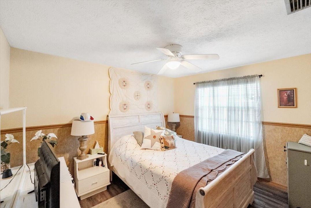 Activo con contrato: $389,900 (3 camas, 2 baños, 1760 Pies cuadrados)