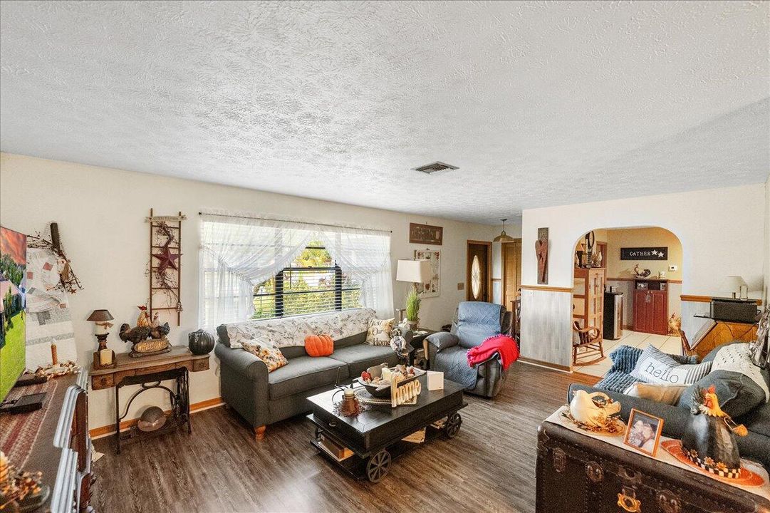 Activo con contrato: $389,900 (3 camas, 2 baños, 1760 Pies cuadrados)