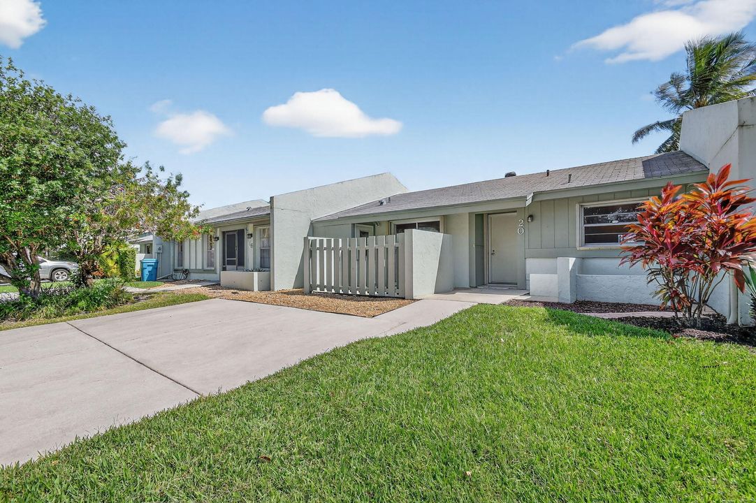 For Sale: $350,000 (2 beds, 2 baths, 1038 Square Feet)