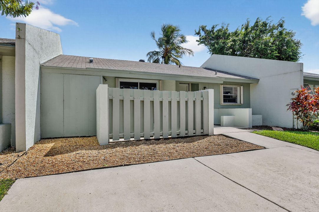 For Sale: $350,000 (2 beds, 2 baths, 1038 Square Feet)