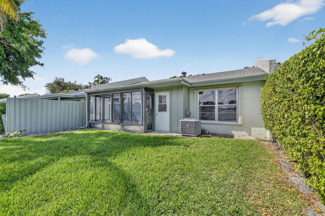 For Sale: $350,000 (2 beds, 2 baths, 1038 Square Feet)