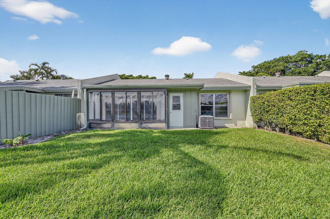 For Sale: $350,000 (2 beds, 2 baths, 1038 Square Feet)