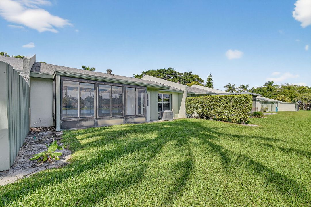 For Sale: $350,000 (2 beds, 2 baths, 1038 Square Feet)