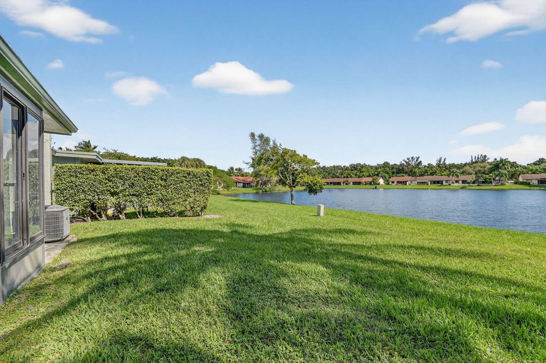 For Sale: $350,000 (2 beds, 2 baths, 1038 Square Feet)