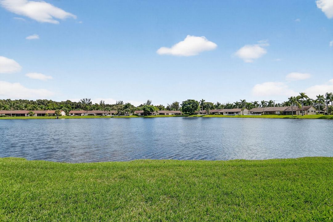 For Sale: $350,000 (2 beds, 2 baths, 1038 Square Feet)