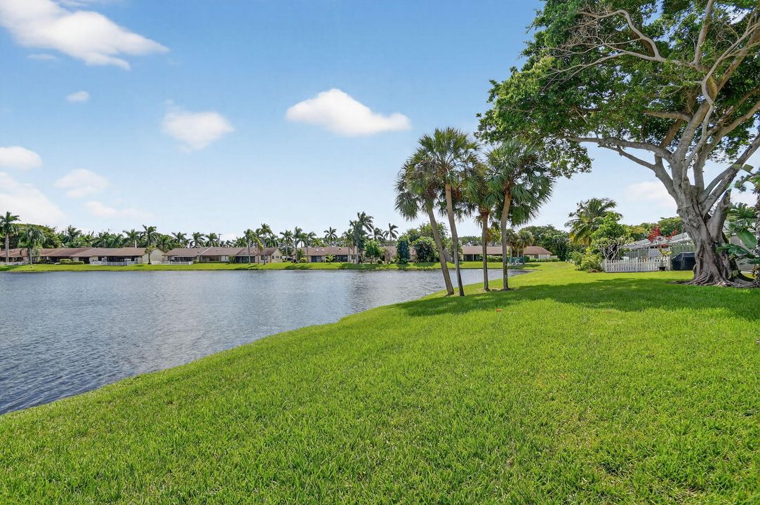 For Sale: $350,000 (2 beds, 2 baths, 1038 Square Feet)