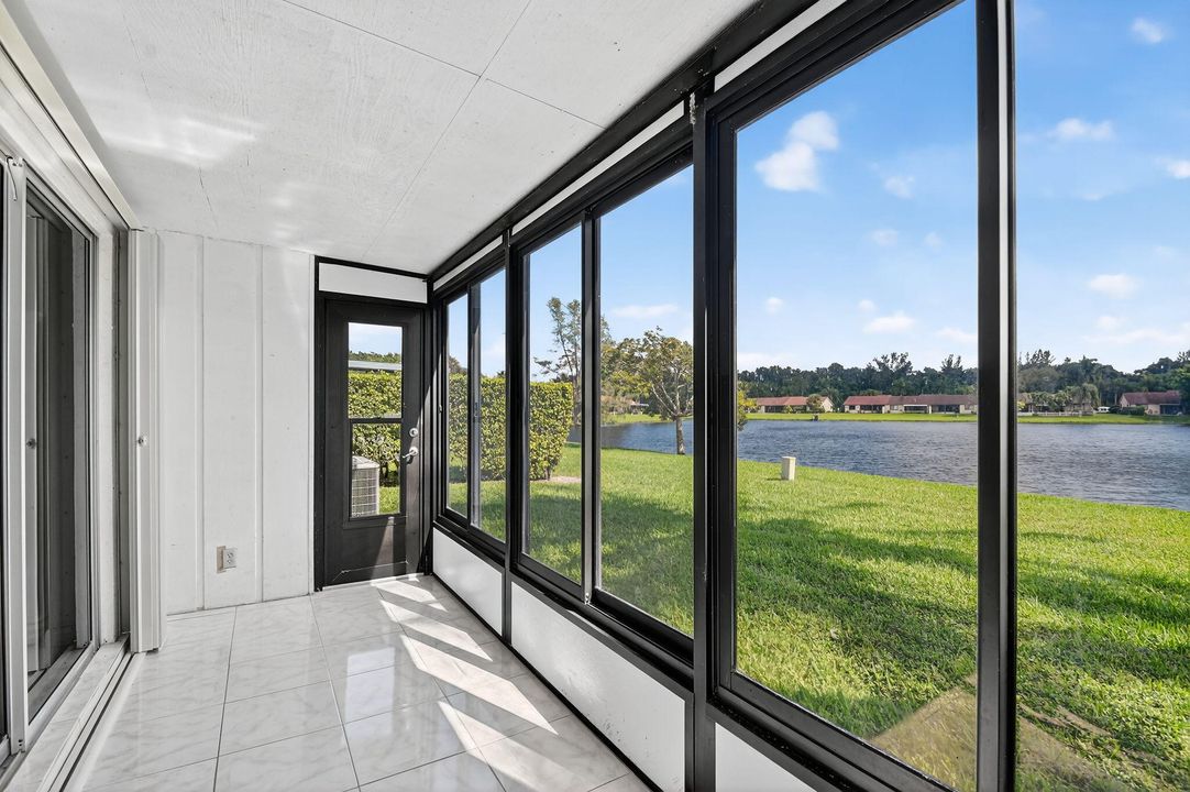 For Sale: $350,000 (2 beds, 2 baths, 1038 Square Feet)