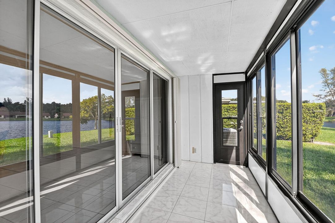 For Sale: $350,000 (2 beds, 2 baths, 1038 Square Feet)