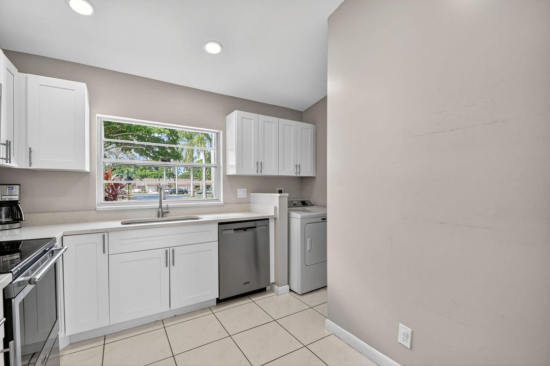 For Sale: $350,000 (2 beds, 2 baths, 1038 Square Feet)
