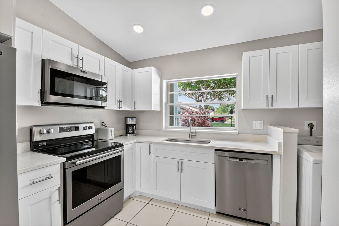 For Sale: $350,000 (2 beds, 2 baths, 1038 Square Feet)