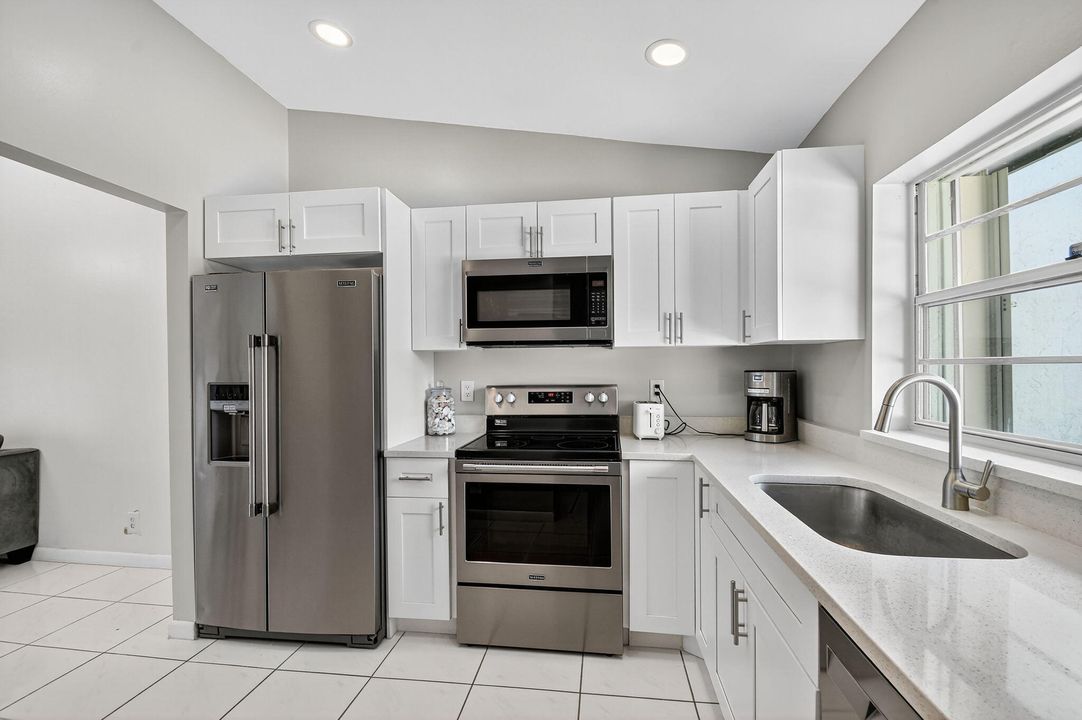 For Sale: $350,000 (2 beds, 2 baths, 1038 Square Feet)