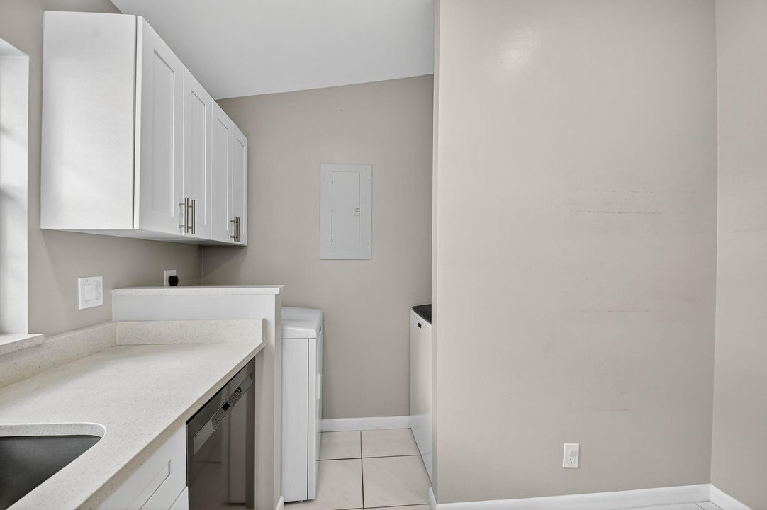 For Sale: $350,000 (2 beds, 2 baths, 1038 Square Feet)