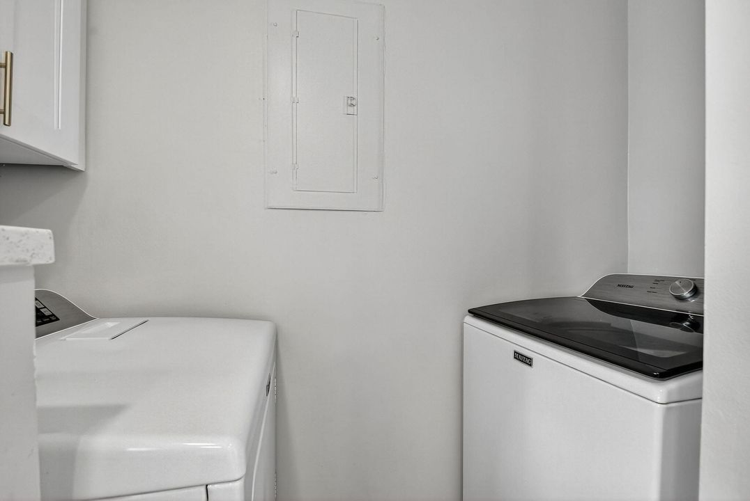 For Sale: $350,000 (2 beds, 2 baths, 1038 Square Feet)