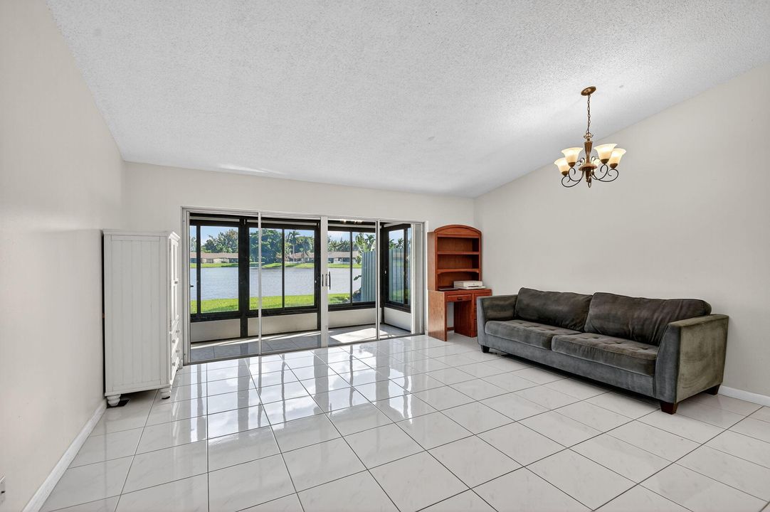 For Sale: $350,000 (2 beds, 2 baths, 1038 Square Feet)