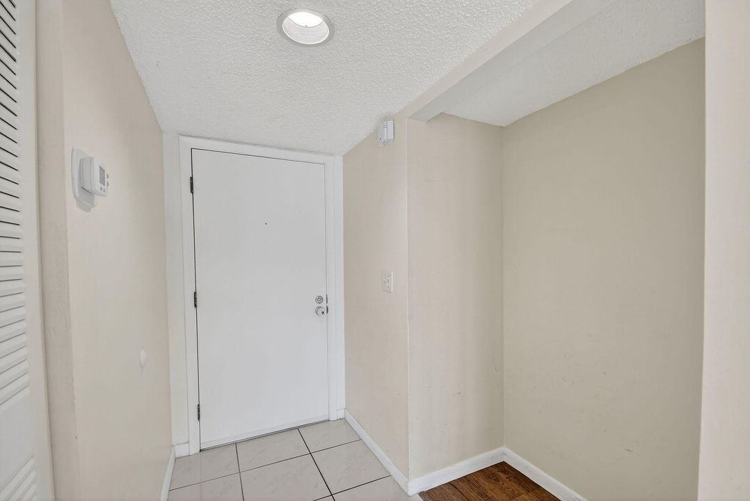 For Sale: $350,000 (2 beds, 2 baths, 1038 Square Feet)