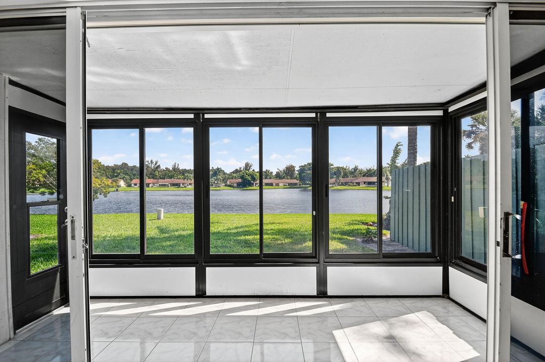 For Sale: $350,000 (2 beds, 2 baths, 1038 Square Feet)